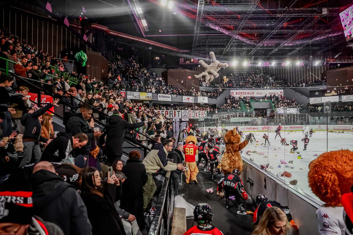 Jouer au hockey sur glace